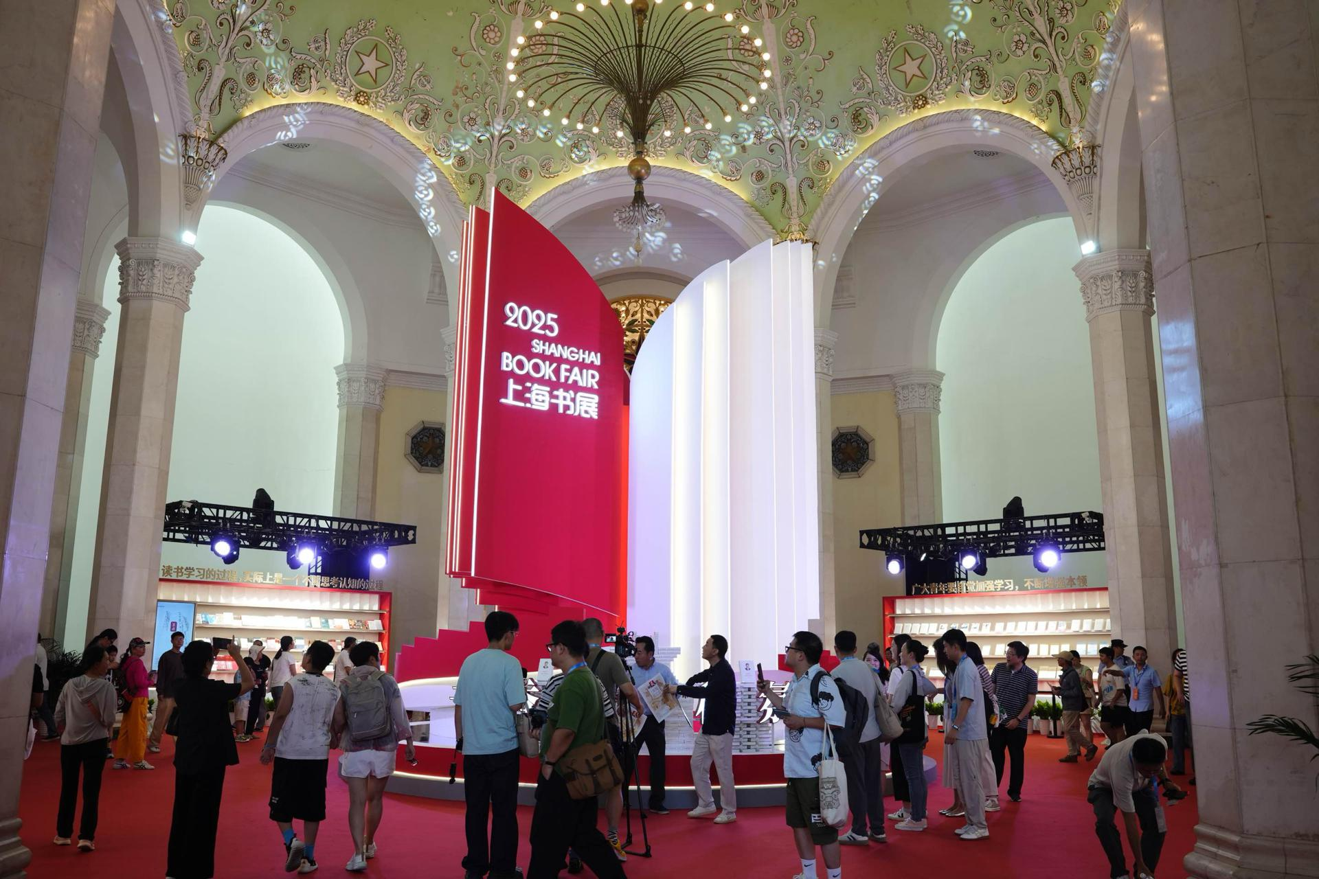 2026上海书展开幕,380家出版机构汇聚1420场文化活动打造书香盛宴